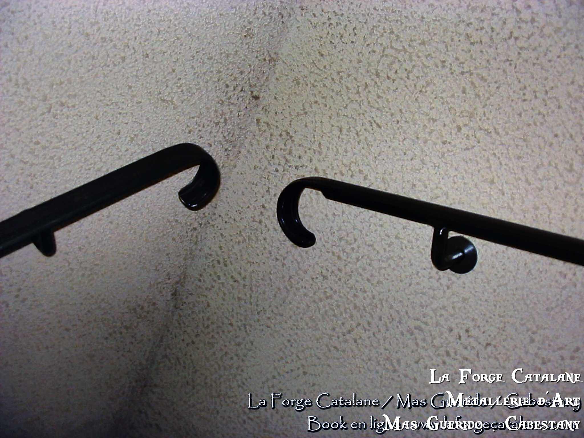 main courante avec crosse de finition arrondi forge catalane.jpg